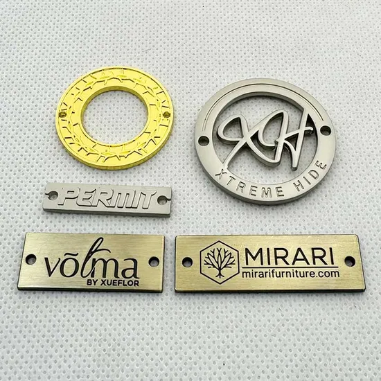 Sinicline costura em etiqueta de marca de metal com logotipo de laser prateado brilhante de tamanho pequeno